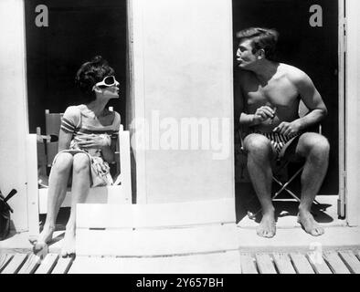 Un toucher du soleil ...il fait trop chaud pour se déplacer ... de sorte que le mur obtient le baiser ... clown autour entre les plans de leur nouveau film 'deux pour la route', sont l'actrice Audrey Hepburn (à gauche) et l'acteur Albert Finney (à droite). Ils se détendent dans des cabanes de plage sur la plage isolée de Beauallon près de St Tropez, où le film est sur place. 10 juin 1966 Banque D'Images