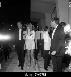 L'ex-mari de Novak escorte l'actrice française. Venise , Italie ; Françoise Hardy , chanteuse - actrice française , portant une mini - jupe , est escortée par l'acteur britannique , Richard Johnson au 27ème Festival International du film de Venise . Johnson est l'ex-mari de l'actrice britannique Sheila Sweet et Hollywood, Kim Novak . 31 août 1966 Banque D'Images