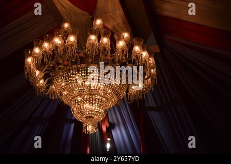 Configuration de l'événement lumières à fleurs Jhar décoration Sofaset lampes suspendues Banque D'Images