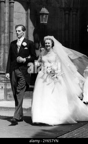 Dans une robe crinoline en tulle blanc Lady Caroline Montagu Douglas Scott quitte sa maison londonienne pour son mariage à l'abbaye de Westminster avec M. Ian Hedworth Gilmour, fils de Sir John Gilmour. Lady Caroline , fille de 23 ans du duc et de la duchesse de Buccleuch , est la quatrième des demoiselles d'honneur de la princesse Élisabeth à se marier. Vu ici marié et marié quittant l'abbaye de Westminster après la cérémonie. 10 juillet 1951 Banque D'Images