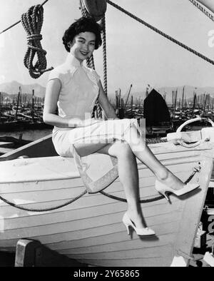 Les attractions de l'est attirent les voyageurs depuis des siècles , mais l'une des plus modernes est Lucille Soong , 22 . Vous ne pourrez peut-être pas voyager avec elle sur un bateau lent pour la Chine , mais vous pourriez prendre un ferry pour Hong Kong . C'est le nom du film dans lequel elle fait ses débuts. Lucille est venue de Chine Rouge il y a deux ans pour étudier l'anglais , et est devenue actrice . Elle est maintenant en contrat avec une Hong Kong film Company. Le film , a Rank Organisation production , met en vedette Curt Jurgens Orson Welles et Sylvia Sims , et est réalisé sur place à Hong Kong . 31 janvier 1959 Banque D'Images