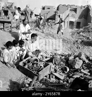 Les enfants perdent mère inh Peshawar bombardement . Peshawar , Pakistan ; trois enfants assis désolés parmi les décombres ici , après avoir perdu leur mère dans le bombardement de Peshawar par l'armée de l'air indienne la semaine dernière . Les frappes aériennes indiennes ont également frappé Sargodha dans l'ouest du Pakistan , causant de lourds dégâts aux aérodromes et aux installations . Les États-Unis et l'Union soviétique se sont joints aujourd'hui pour faire adopter une résolution du Conseil de sécurité donnant à l'Inde et au Pakistan jusqu'à 8 heures (heure de Londres ) mercredi pour cesser les combats . 20 septembre 1965 Banque D'Images