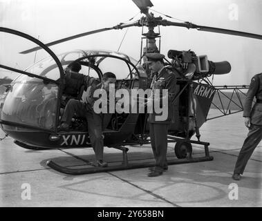 Le jeune roi Hussein de Jordanie quitte un hélicoptère français Alouette à son arrivée à la RAF Odiham , Hants , pour voler avec des parachutistes dans un avion Beverlet . Le roi avait déjà inspecté une garde d'honneur de cadets officiers à Sandhurst , où il était lui-même cadet. 23 avril 1959 Banque D'Images