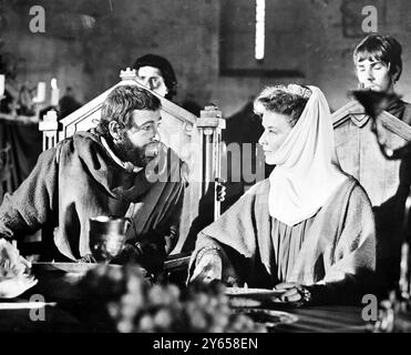 Katharine Hepburn vue avec Peter O'Toole dans une scène de ' The Lion in Winter ' , qu'ils tournent actuellement en Irlande et en France . 21 mars 1968 Banque D'Images