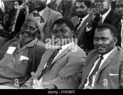 Jomo Kenyatta, leader du Kanu (à gauche) le premier ministre du Kenya et M. Tom Mboya (au centre) se sont réconciliés avec le leader de L'APP, M. Paul Ngei (à droite) au rassemblement Machakos , Nairobi , Kenya . 16 septembre 1963 Banque D'Images