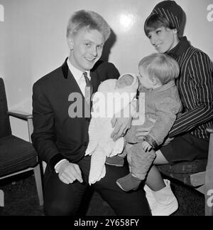 Joe Brown ramène à la maison nouveau bébé. Londres ; Joe Brown , qui joue actuellement dans le spectacle musical Charlie Girl au Adelphi Theatre , s'est rendu ce matin au Queen Mary ' s Hospital de Stratford à Londres avec sa fille de quatorze mois, Samantha, pour recueillir sa femme Vicki ( 25 ) et leur fils de neuf jours, Peter . Le fier pop - star Pa et sa famille sont montrés comme ils ont quitté l'hôpital. 15 janvier 1966 Banque D'Images