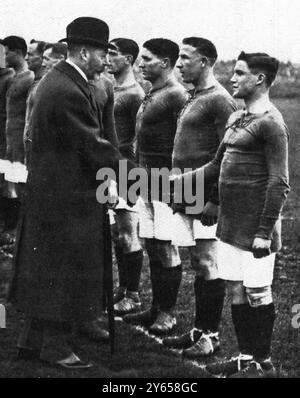 Le roi et la reine ont regardé la finale de la Coupe de l'Armée à Aldershot le lundi de Pâques , le roi a vu féliciter les vainqueurs de la Coupe de l'Armée Royal Army Medical corps ( RAMC ) équipe , qui a battu celle du 1st Hampshire Regiment . 10 avril 1920 Banque D'Images