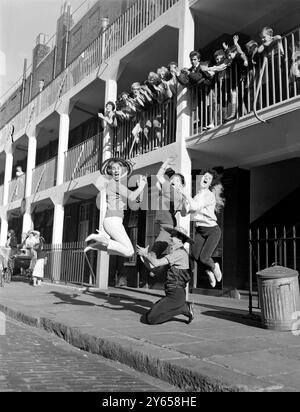 Les Vernons Girls Say ' Ole ' London ; les seize Vernons Girls qui sont présentées chaque semaine dans l'émission de télévision ABC ' Boy Meets Girls ' montrent maintenant leur talent au Flamenco. Ici, dans un mews de Church Street , Marylabone , trois d'entre eux sont vus répéter . De gauche à droite ils sont : Ann O' Brien , 20 de Birkenhead , Cheshire , Helen Taylor - Lowen , 25 , de Birkenhead , aussi , et Joyce Barker , 18 de Hyton , Liverpool , et avec eux est ' Little Toni ' de Milan , Italie , une nouvelle étoile chantante . 29 septembre 1959 Banque D'Images