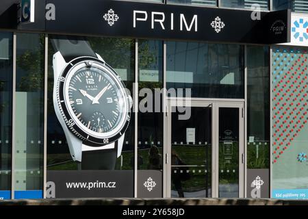 OSTRAVA, TCHÉQUIE - 28 SEPTEMBRE 2023 : vitrine de la boutique de montres de luxe tchèque Prim Banque D'Images