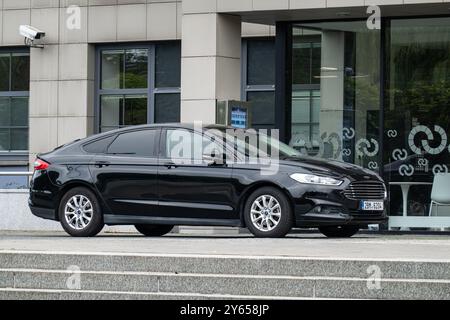 OSTRAVA, TCHÉQUIE - 25 SEPTEMBRE 2023 : Black Ford Mondeo Mark V liftback garé dans la rue, dernière génération de voiture Banque D'Images