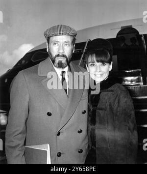 Audrey Hepburn et Mel Ferrer à l'aéroport de Londres . 19 janvier 1965 Banque D'Images