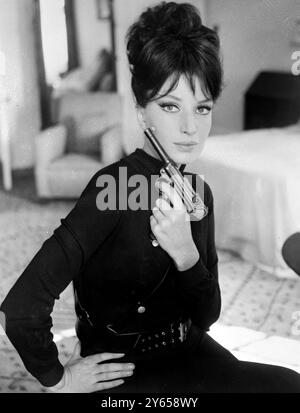 Habillé pour tuer .. C'est la star de cinéma italienne Monica Vitti. Vêtue de la célèbre combinaison de combat , noire de la tête aux pieds , elle est prête à dépeindre la modestie Blaise dans un film basé sur la célèbre bande dessinée . 30 mars 1966 Banque D'Images