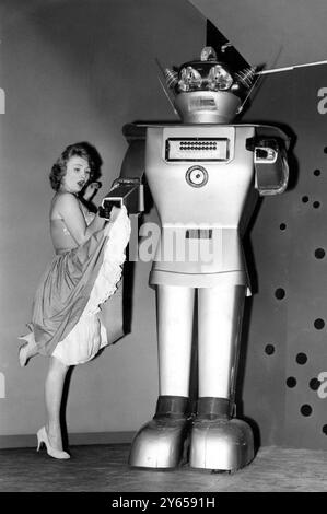Un robot avec un sens de l'humour est Gygan , un homme mécanique de 9 pieds . Victime surprise de ses manières ludiques à Olympia , Londres , est Sandra Penders , une jeune fille blonde de 17 ans qui vient de Blackpool . Gygan , qui est né en Italie , est à Olympia pour démontrer ses pouvoirs électroniques au British Food Fair . Inventé par Signor P Fiorito de Milan , le robot pèse 1250 livres . Il peut marcher , parler et exécuter pratiquement n'importe quel ordre . 15 août 1958 Banque D'Images