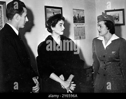 Barbara Hutton a accordé le divorce. Après une fête d'anniversaire avec un vieil ami et quelques jours de vacances en Allemagne , Barbara Hutton , non accompagnée , est rentrée aux Etats-Unis le 21 novembre . Elle est vue peu de temps avant le décollage dans un bureau Pan Am à l'aéroport Rhin main , près de Francfort. Avec cette photo vient la nouvelle de Paris , que Mlle Barbara Hutton , héritière américaine , a obtenu le divorce de son quatrième mari, le prince Igor Troubetzkoy . 23 novembre 1951 Banque D'Images