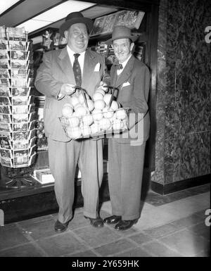 ' La Chambre de commerce nous a demandé d'emmener ces oranges en Angleterre ', a déclaré Oliver Hardy qui, avec son partenaire de comédie Stan Laurel , a quitté Los Angleles en train le 19 janvier pour New York pour prendre la mer le 23 janvier sur le Queen Mary . Les comédiens , qui ont fait leur dernière apparition personnelle en Grande-Bretagne , commenceront une autre tournée des Isalnds en février . La tournée durera sept mois. 23 janvier 1952 Banque D'Images