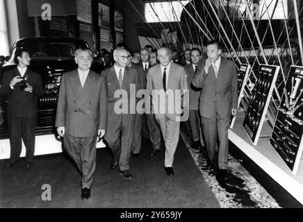 La XXIX Foire internationale ouvre à Poznan visite le stand de l'URSS après la cérémonie d'ouverture sont , de droite à gauche , W Trampozynski , ministre du commerce extérieur, le premier ministre polonais J Cyrankiewicz et le premier secrétaire du CC du Parti Uni des travailleurs polonais, M. W Gomulka Banque D'Images