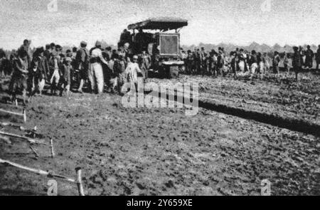 Réfugiés syriens et arméniens : Camp de Ba'qubah , près de Bagdad , Irak , organisé par les Britanniques , des réfugiés aptes au travail sont employés dans la construction de routes , vu ici en regardant un tracteur à moteur passer le 7 juin 1919 Banque D'Images