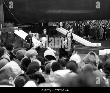 Le sourire de la Reine pour les ouvriers des chantiers navals au lancement du yacht royal . La Reine souriante alors que , surveillée par une partie de la foule de 20 000 ouvriers de chantier naval et leurs familles , elle marche autour du nouveau yacht royal ' Britannia ' avant de lancer le navire au chantier John Brown ' s, Clydebank, Écosse aujourd'hui . Le nom du nouveau yacht a été gardé secret jusqu'à ce que la reine ait baptisé le navire lors de la cérémonie de lancement. 16 avril 1953 Banque D'Images