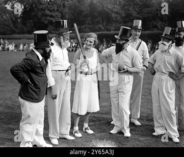 Auteurs v actrices au cricket Une équipe d'auteurs dirigée par Mr J B Priestley et une équipe d'actrices dirigée par Miss Gladys Cooper , se sont rencontrées dans un match de cricket pour aider la St Pancras House Improvement Society dans le magnifique terrain de la maison de Mme Clarence Gasque à Hampstead, Londres. Tous les auteurs portaient de fausses barbes. Miss Gladys Cooper et Mr J B Priestley jetant vers le haut avant le début de la partie . 14 juillet 1932 Banque D'Images