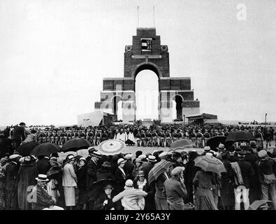 Le dernier et le plus grand des monuments commémoratifs de guerre britanniques érigés par la Commission impériale des sépultures de guerre en France : le massif Thiepval Monument vu du sol , une vue montrant le tricolore français et l'Union Jack côte à côte au sommet , et à la base les couleurs de la Légion britannique et des ex-soldats français de part et d'autre des marches principales . 6 août 1932 Banque D'Images