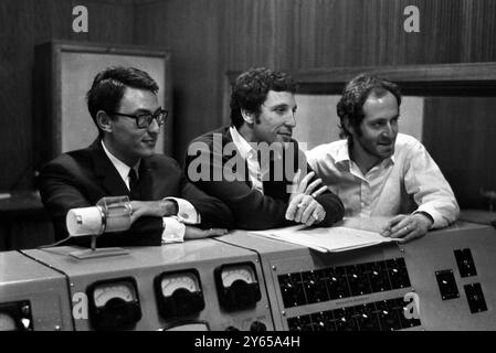 Le chanteur pop britannique Tom Jones (au centre) dans un studio d'enregistrement de l'ouest de Londres où il a enregistré le thème du dernier film de James Bond, Thunderball. À gauche, Gordon Mills, manager de Jones, et John Barry, à droite, ont composé presque tous les thèmes du film Bond. Le film devrait sortir en décembre et sera également disponible sur disque avec Jones chantant le thème le 12 octobre 1965 Banque D'Images