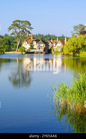 Beaulieu uk maison et lac au Mill Dam dans Beaulieu Village dans le parc national de New Forest Hampshire Angleterre UK GB Europe Banque D'Images