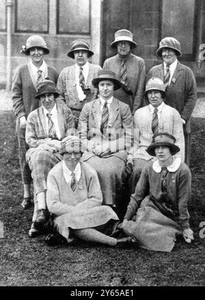 Équipe internationale de golf féminine . L'équipe écossaise ; finalistes du championnat international de golf féminin à Troon en Écosse . Il s'agit de , rangée arrière ; Mme TWL Brown , Mlle M Woods , Mlle A Kyle , Mme DC Steel ; rangée du milieu , Mme W H Nicholson , Mlle Montgomerie , Mlle E Anderson ; (rangée avant ) , Mlle K Cochrane , Mlle d Park . Mai 1925 Banque D'Images