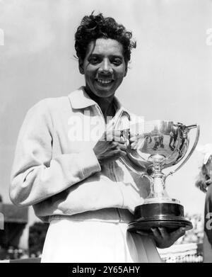 Althea Gibson , la joueuse de tennis noire américaine , est représentée ici avec son trophée après avoir battu sa compatriote Darlene durement , 6 - 3 - 6 6 - 4 , dans la finale du championnat Kent All - Comers à Beckenham . 15 juin 1957 Banque D'Images