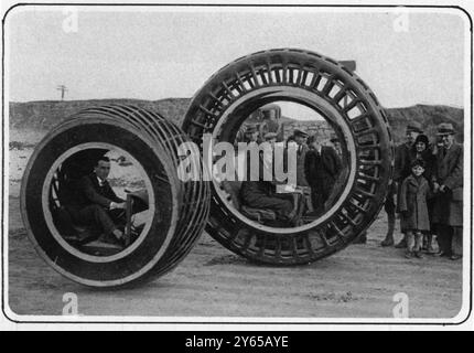 Une forme étrange de locomotion ; deux ' Dynaspheres ' , l'un entraîné électriquement ( à gauche ) et l'autre mû par un moteur à essence . Les roues ' Dynasphère ' , dont l'inventeur , le Dr JA Purves de Taunton , Somerset , espère qu'elles révolutionneront les transports modernes . Ils ont été récemment testés sur Brean Sands près de Weston - super - Mare . La roue de 10 pieds tourne et le siège du conducteur reste en bas par son propre poids . On dit que les roues sont capables de 30 mph . 1932 Banque D'Images