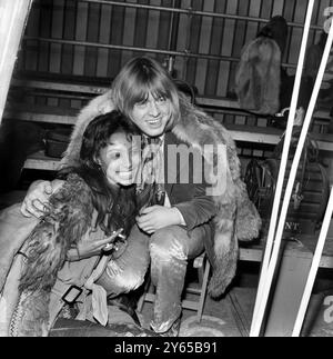 Rolling Stone Brian Jones et le mannequin américain Donyale Luna regardant les répétitions aux studios Intertel , Wembley pour le 'Rolling Stones' Rock 'n' Roll Circus Show ', un spectacle de télévision spectaculaire produit par le groupe. 10 décembre 1968 Banque D'Images