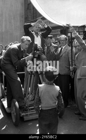 Le tournage de ' A Kid for Two farthings ' . Sur place à Petticoat Lane , Londres , réalisateur, Sir Carol Reed travaille dur pour obtenir les bons résultats de Boy - star Jonathan Ashmore . 1956 Banque D'Images