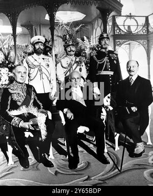 "OH What a Lovely War" - rangée arrière : le tsar ( Paul Daneman ) ; le Kaiser ( Kenneth More ) ; le général von Moltke ( John Clements ) Front : Sir Edward Grey ( Ralph Richardson ) ; le président Poincare ( Ian Holm ) ; Berchtold ( John Gielgud ) 21 avril 1969 Banque D'Images