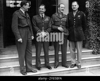 Les chefs de la Royal Air Force et de l'anti-aérien dirigent « l'exercice Bulldog » au quartier général du Bomber Command à High Wyecombe, Buckinghamshire, Angleterre. De gauche à droite : Air Marshal Sir Aubrey Ellwood (Bomber Command) ; Air Marshal Sir Basil Embry (Fighter Command) ; General Sir G. Ivor Thomas (anti-Aircraft Command) ; Major General Leon W. Johnson (commandant général, Third Air Division, United States Air Force) 22 septembre 1949 Banque D'Images