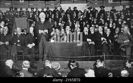 Le premier ministre David Lloyd George prononçant une allocution lors de l'inauguration de la nouvelle campagne d'épargne de guerre à l'Albert Hall . Sur la plate-forme de la première rangée se trouvent de gauche à droite M. G. N. Barnes , Lord Milner , Lord Curzon , Lloyd George Speaking , Sir Robert Kindersley , M. Bonar Law , Sir Edward Carson et le général Smuts 22 octobre 1917 Banque D'Images