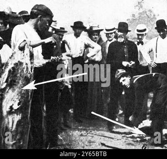 Lynch Law ; l'émeute raciale à Springfield, USA . - Couper des souvenirs de l'arbre sur lequel un homme noir a été pendu. - 1908 Banque D'Images