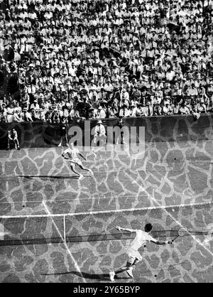 Jacques Brichant ( Belgique ) au premier plan , en cours d'exécution pour une large volée face à l'américain Victor Seixas , dans leur Davis Cup Challenge Round match que le belge a remporté , Brisbane , Queensland , Australie 22 décembre 1953 Banque D'Images