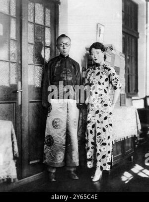 L'ex-empereur de Chine , Hsuan Tung , avec son épouse , à Tientsin avant l'attentat à sa vie et son départ ultérieur pour une destination Mandchourie . 1932 Banque D'Images