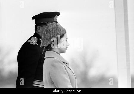 Il faisait plutôt froid sur le terrain de défilé de Woolwich ce matin, mais sa Majesté la Reine a réussi à ne pas avoir l'air trop froid en examinant son Royal Regiment of Artillery. Sa Majesté , capitaine-général de l'artillerie royale , est accompagnée sur la base de salutation par le maître artilleur St James's Park , le général Sir Robert Mansergh . 27 mars 1969 Banque D'Images