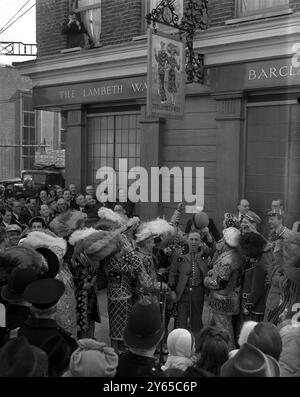 Sous le signe de Lambeth Walk public House , l'acteur Lupino Lane ( en chapeau melon ) rejoint Pearly Kings et Queens pour faire la Lambeth Walk après une cermonie où l'ancien Mason Arms and China Walk (South East London) avait été rebaptisé d'après la chanson populaire et la danse . M. J Marriott , Pearly King de Finsbury , a effectué la cérémonie d'ouverture . D'autres Pearly Kings et Lupino (il a rendu célèbre la chanson et la danse Lambeth Walk dans le spectacle ' me and My Girl ' ) y ont assisté. 3 avril 1951 Banque D'Images