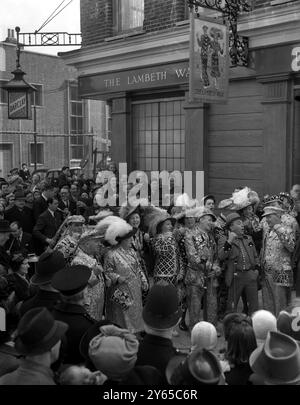 Sous le signe de Lambeth Walk public House , l'acteur Lupino Lane ( en chapeau melon ) rejoint Pearly Kings et Queens pour faire la Lambeth Walk après une cermonie où l'ancien Mason Arms and China Walk (South East London) avait été rebaptisé d'après la chanson populaire et la danse . M. J Marriott , Pearly King de Finsbury , a effectué la cérémonie d'ouverture . D'autres Pearly Kings et Lupino (il a rendu célèbre la chanson et la danse Lambeth Walk dans le spectacle ' me and My Girl ' ) y ont assisté. 3 avril 1951 Banque D'Images