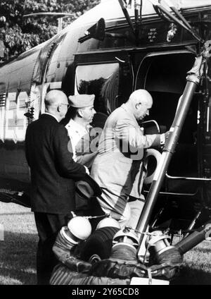 Nikita Khrouchtchev et le président Eisenhower alors qu'ils montent à bord d'un hélicoptère sur la pelouse à la Maison Blanche à Washington pour voler à Camp David, Maryland pour le début de leurs pourparlers . 25 septembre 1959 Banque D'Images