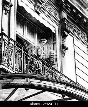 Le premier homme à voler sans escale de New York à Paris à travers l'Atlantique Nord seulement , le capitaine Charles Lindbergh ( à gauche ) , avec l'ambassadeur des États-Unis en France , à l'ambassade des États-Unis à Paris . 22 mai 1927 Banque D'Images