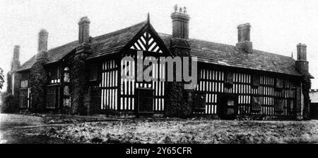 Agecroft Hall à Pendlebury dans le Lancashire 18 mai 1929 Agecroft Hall est un manoir élisabéthain connu pour ses boiseries richement sculptées et ses vitraux, certains portant les armes de Jean le Gand. Il a été acheté par un américain T C Williams aux propriétaires originaux, la famille Langley . Il l'a démantelé et réérigé à Richmond, en Virginie Banque D'Images