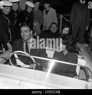 Promenade en bateau avec Bond que fait l'agent top secret du monde lors de son jour de congé ? 007 , alias James Bond , alias l'acteur Sean Connery est allé voir des yachts de luxe au salon nautique international de Londres, mais avec deux jolies filles sur place et le comédien Eric Sykes en tant que ' passagers ' . Il semble s'être contenté d'un des plus petits emplois. Plus petit travail ? Il ne fait peut-être que 400 centimètres de long, mais les fabricants -- Birchwood Boat co . -- must of avait 007 en tête quand ils l'ont construit. Ils ont appelé le poste de moteur hors-bord à 4 places ' Thunderball ' après le dernier thriller de Bond, le 5 janvier 1966 Banque D'Images