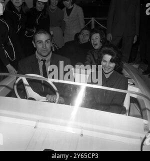 Promenade en bateau avec Bond que fait l'agent top secret du monde lors de son jour de congé ? 007 , alias James Bond , alias l'acteur Sean Connery est allé chercher des yachts de luxe au salon nautique international de Londres, mais avec deux jolies filles sur place et le comédien Eric Sykes en tant que ' passagers ' , il semble s'être installé pour l'un des plus petits emplois . Plus petit travail ? Il ne fait peut-être que 400 centimètres de long, mais les fabricants -- Birchwood Boat co . -- mus de avait 007 en tête quand ils l'ont construit. Ils ont appelé le poste de moteur hors-bord à 4 places ' Thunderball ' après le dernier thriller de Bond, le 5 janvier 1966 Banque D'Images