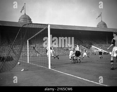 Action lors de la finale de la FA amateur Cup entre Bishop Auckland et Crook Town le 10 avril 1954 Banque D'Images