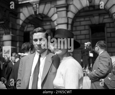 Dans la vue privée. L'artiste , Donald Cammell , qui a une peinture à l'exposition d'été de la Royal Academy , et la vedette grecque de cabaret , Maria Andipa sont vus arriver à Burlington House , Piccadilly , Londres , pour assister à la vue privée de l'exposition . 2 mai 1958 Banque D'Images