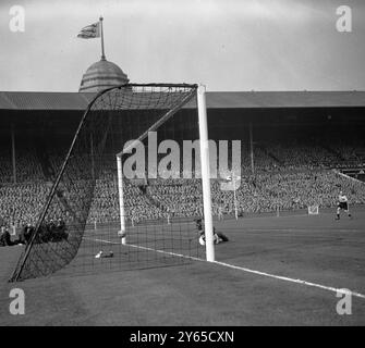 Action pendant la finale de la FA amateur Cup entre Bishop Auckland et Crook Town . Objectif égalisateur de Crook Town . 10 avril 1954 Banque D'Images