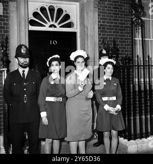 Londres : Une suppléance de trois infirmières en dehors du No. 10 Downing Street avec une lettre décrivant leurs griefs au sujet de la rémunération et des conditions . Ils sont de gauche à droite : - soeur Tina Stone , soeur Patricia Veal ( chef de la marche des infirmières ) , et soeur Mary Chundee . S'ils n'obtiennent pas l'assurance que la lettre sera livrée au premier ministre Wilson lors de sa retraite de vacances dans les îles Scilly , soeur Patricia Veal le recherchera sur les îles Scilly et lui remettra personnellement la note . 15 août 1968 Banque D'Images