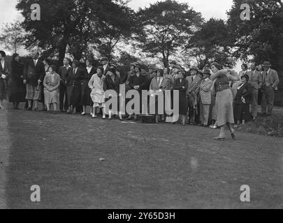 Dames automne foursomes golf à Ranelagh Miss Isabella Rieben ( Aberdovey ) au départ . 1933 Banque D'Images